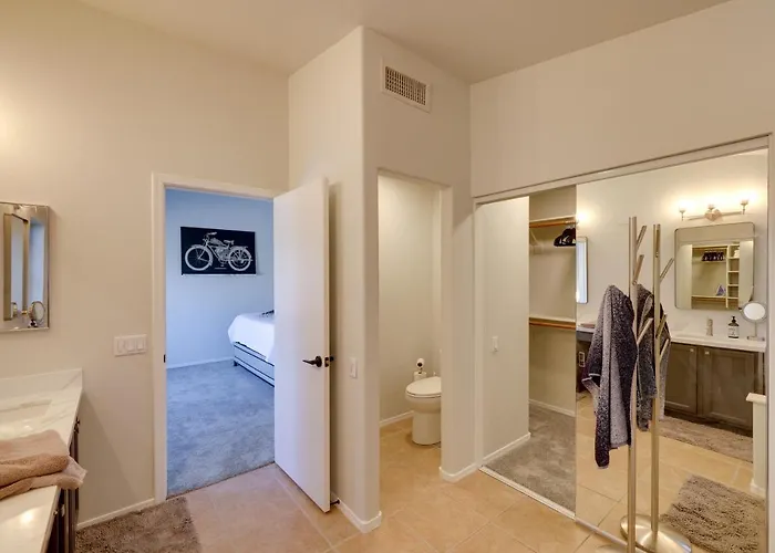 Golf Course View! Dog-friendly Retreat In Glendale *