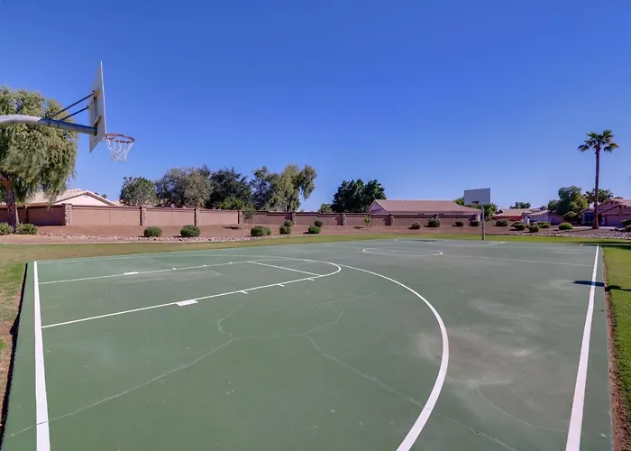 Golf Course View! Dog-friendly Retreat In Glendale