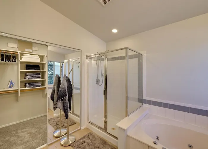 Golf Course View! Dog-friendly Retreat In Glendale * Peoria