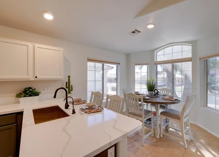 Golf Course View! Dog-friendly Retreat In Glendale