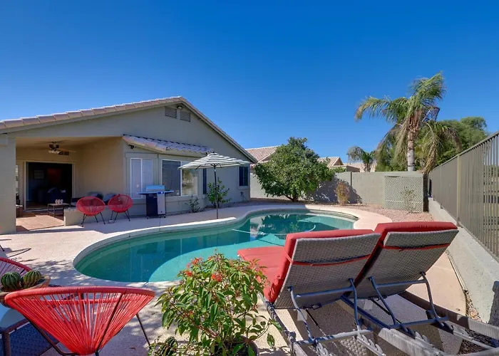 Golf Course View! Dog-friendly Retreat In Glendale